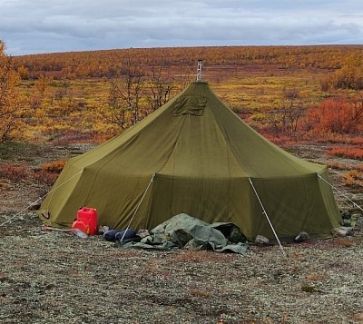 Leir 2 har et 24m2 norsk militær telt i stand som ny.