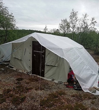 dette telte er på hele 20m2 og passer til 5 personer i feltsenger