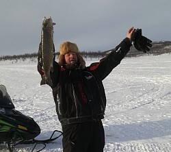 Så glad blir man når årets første på isfiske er berget