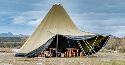 Vår event lavvo på hele 43m2 når fronten er oppe er det 55m2