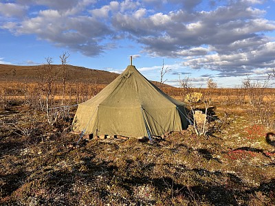 Leir 3 består av et  24m2 telt ( militært 16 manns telt)